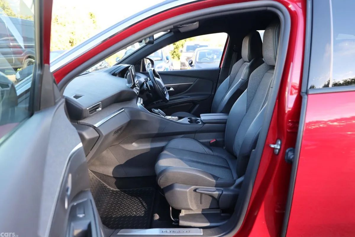 Peugeot 3008 MPV, Diesel, 2023, Red