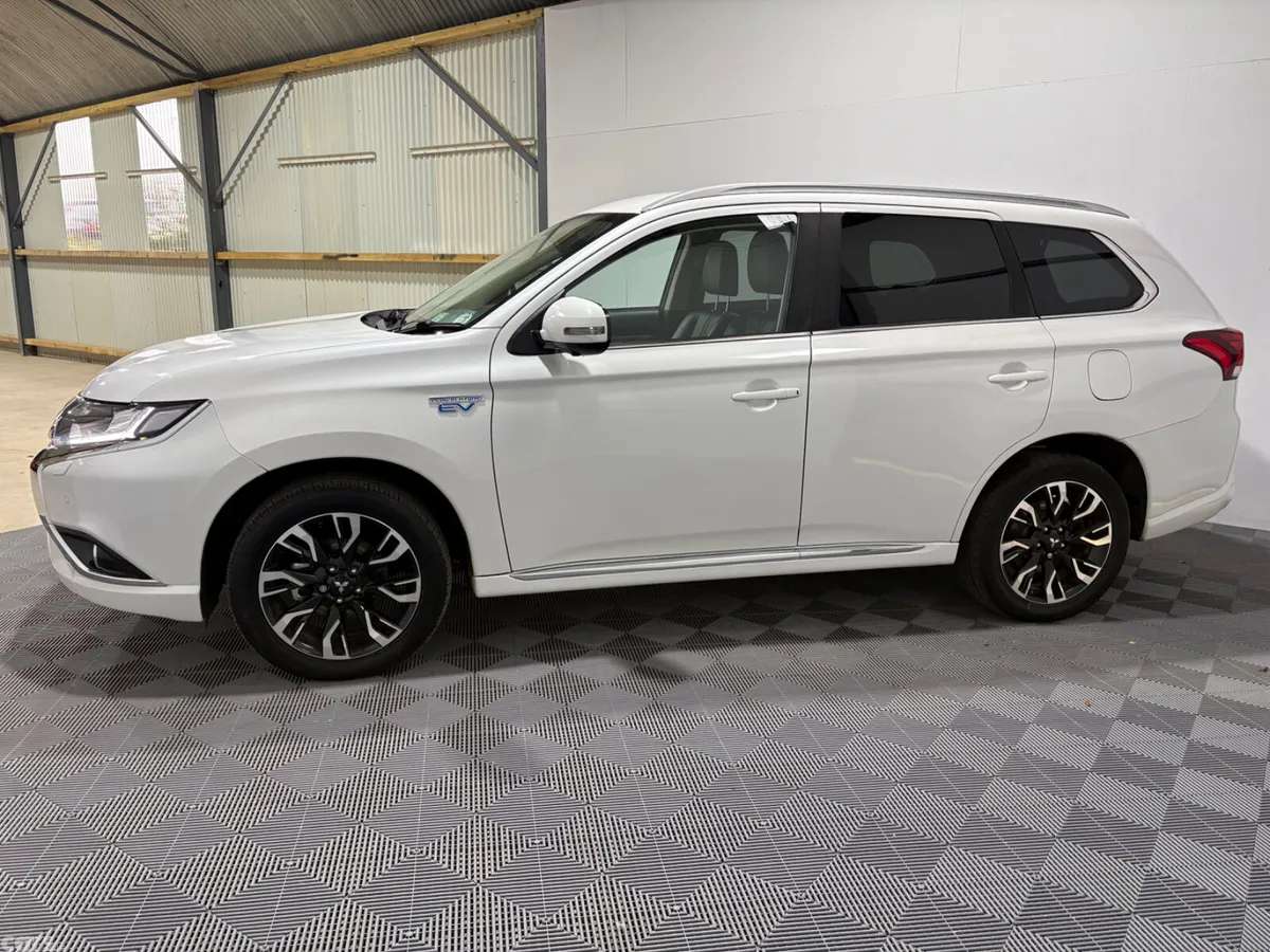 Mitsubishi Outlander SUV, Petrol Plug-in Hybrid, 2018, White