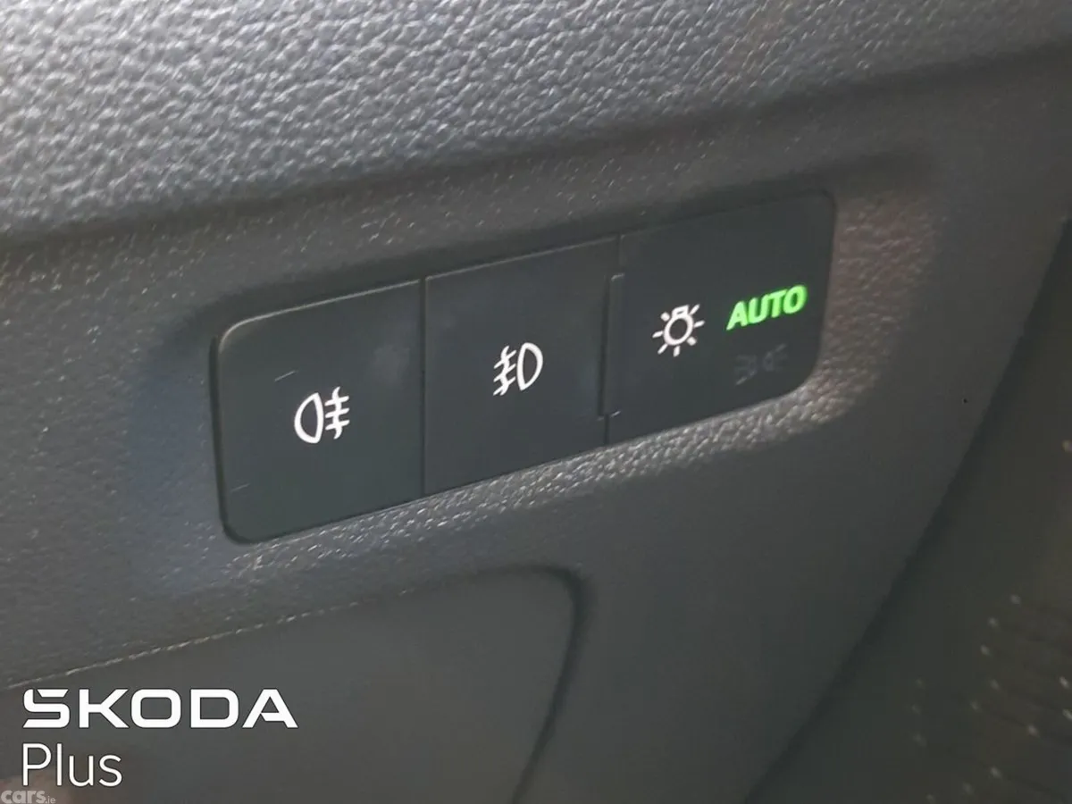 Skoda Octavia Saloon, Diesel, 2023, Silver