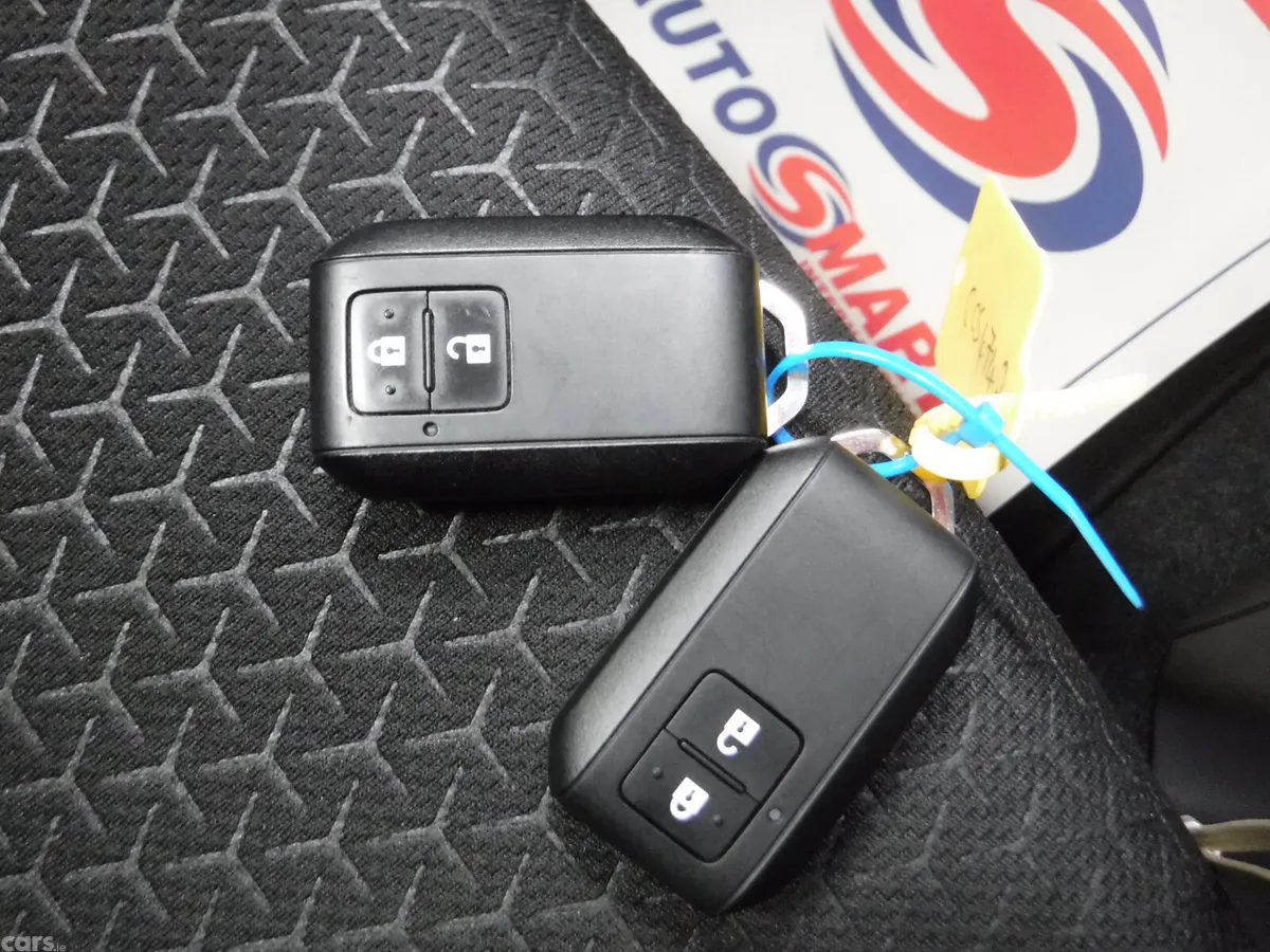 Suzuki Swift Hatchback, Petrol, 2021, White
