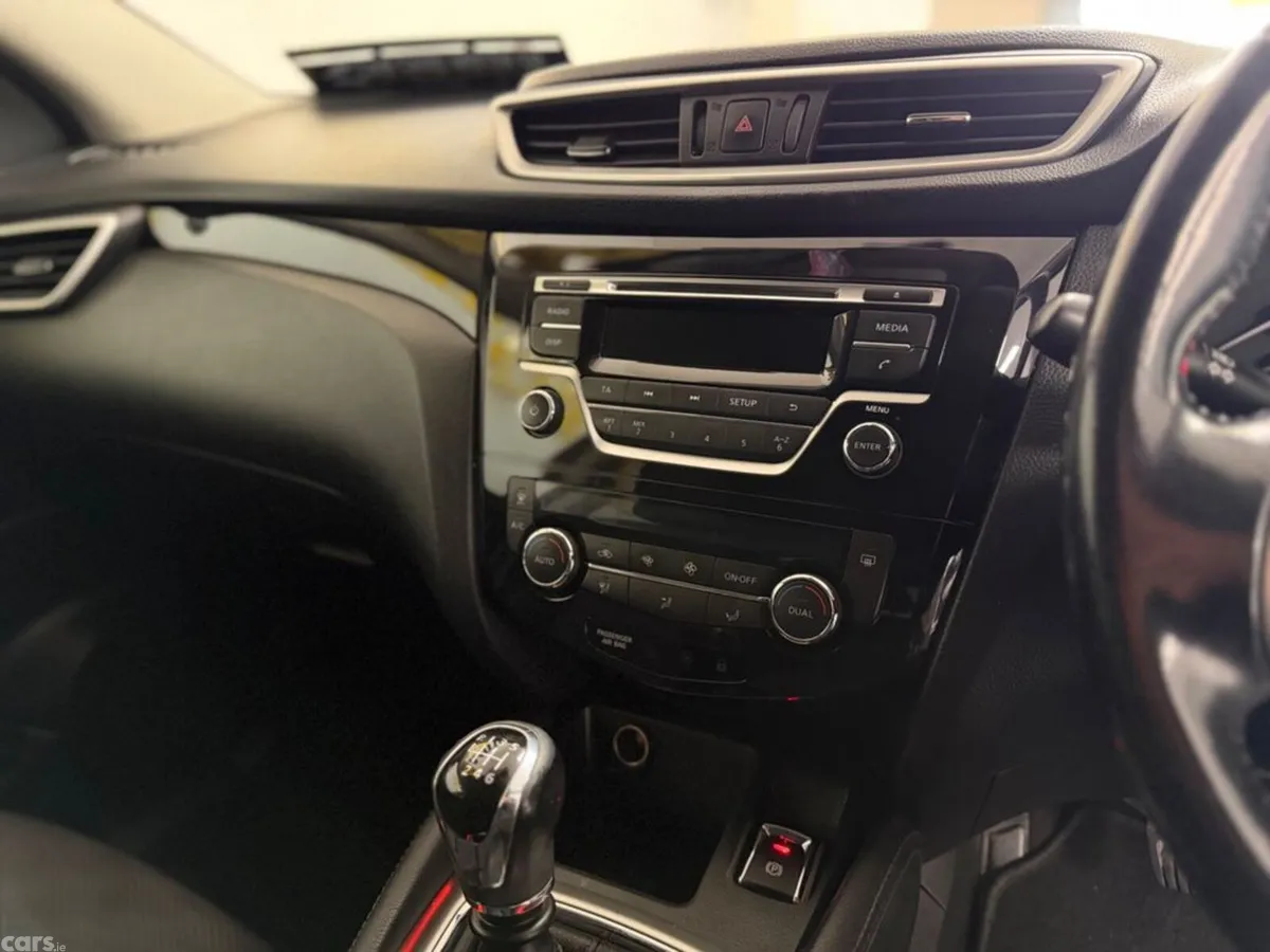 Nissan Qashqai MPV, Petrol, 2014, Red