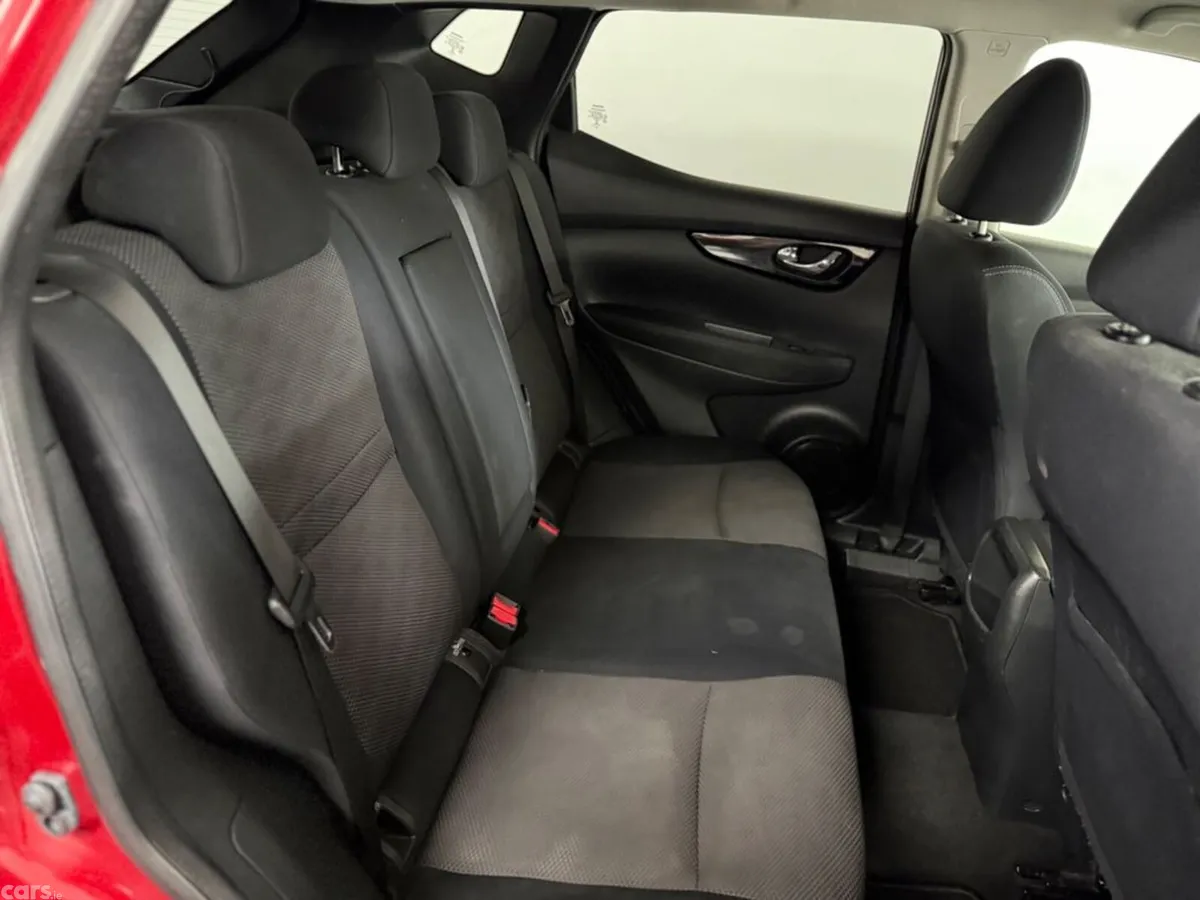 Nissan Qashqai MPV, Petrol, 2014, Red