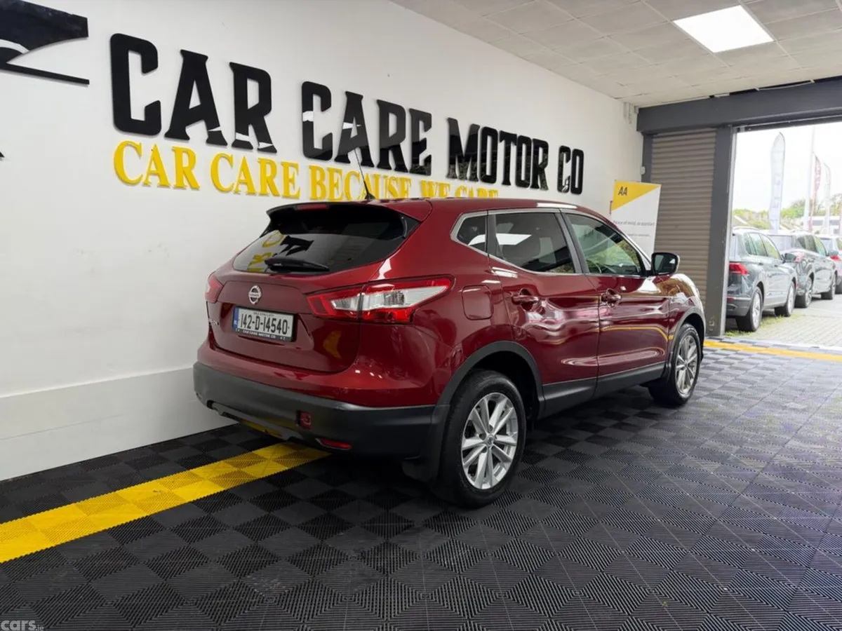 Nissan Qashqai MPV, Petrol, 2014, Red