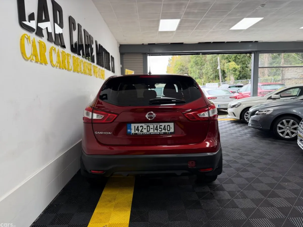 Nissan Qashqai MPV, Petrol, 2014, Red