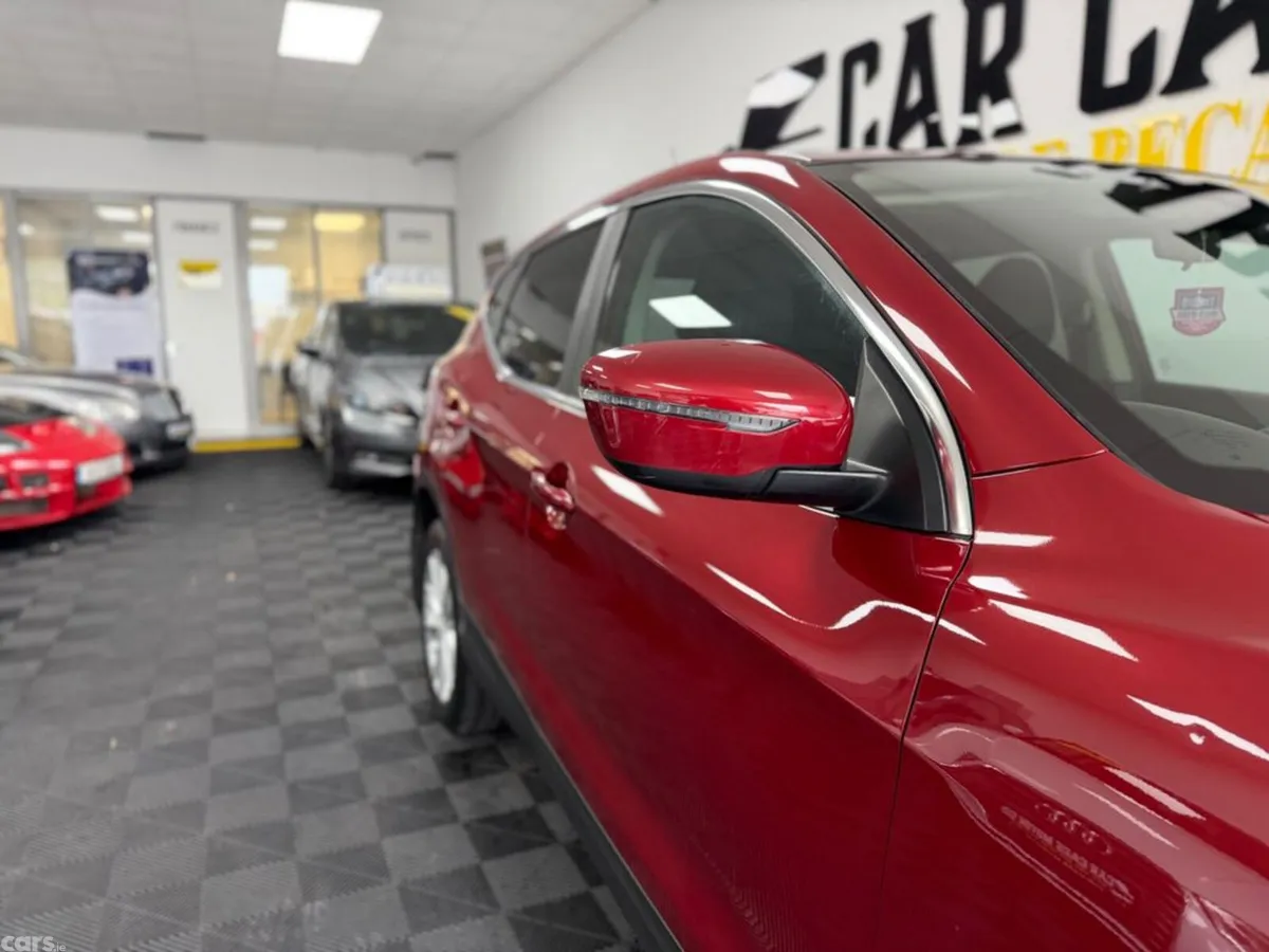Nissan Qashqai MPV, Petrol, 2014, Red