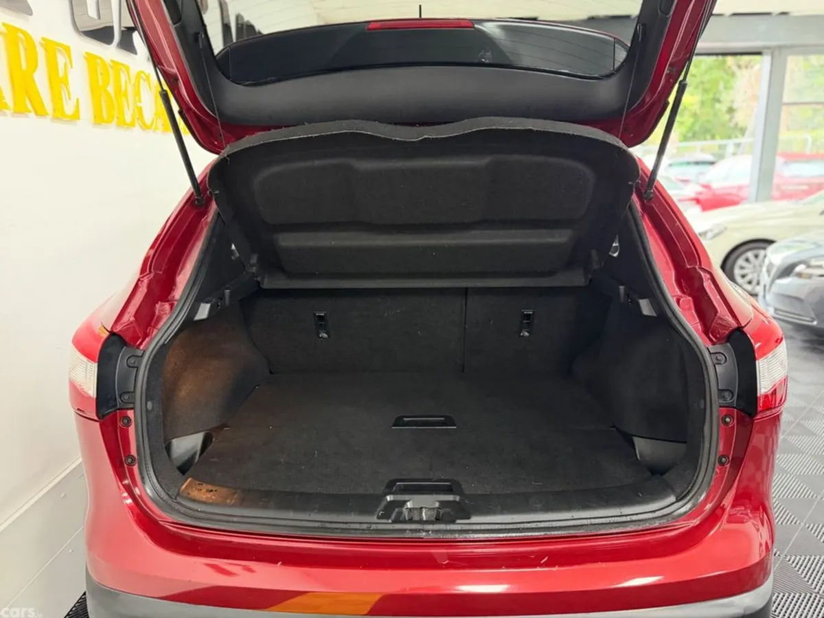 Nissan Qashqai MPV, Petrol, 2014, Red
