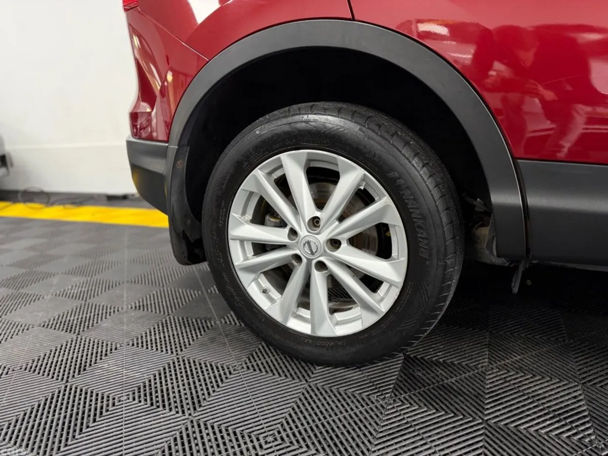 Nissan Qashqai MPV, Petrol, 2014, Red