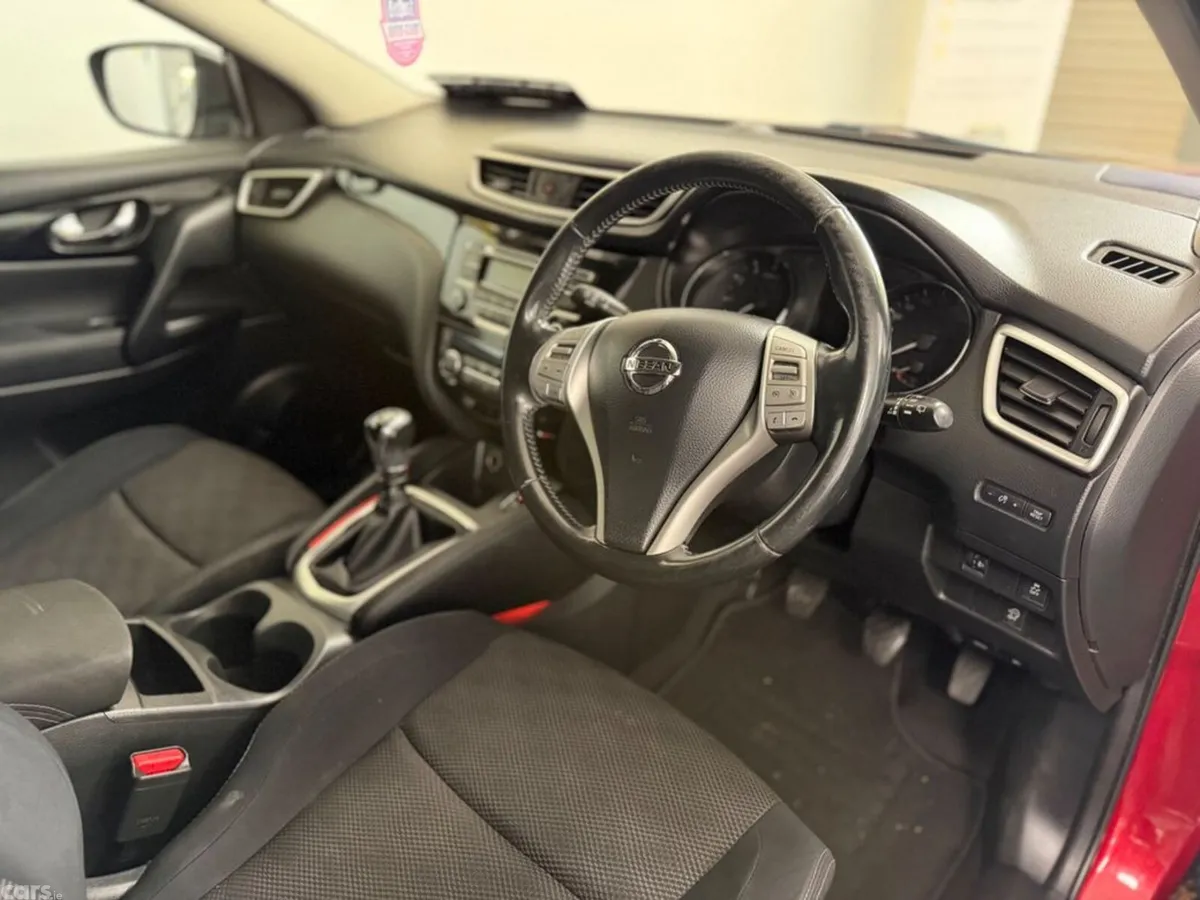 Nissan Qashqai MPV, Petrol, 2014, Red