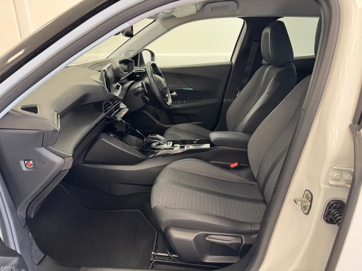 Peugeot 2008 MPV, Petrol, 2021, White