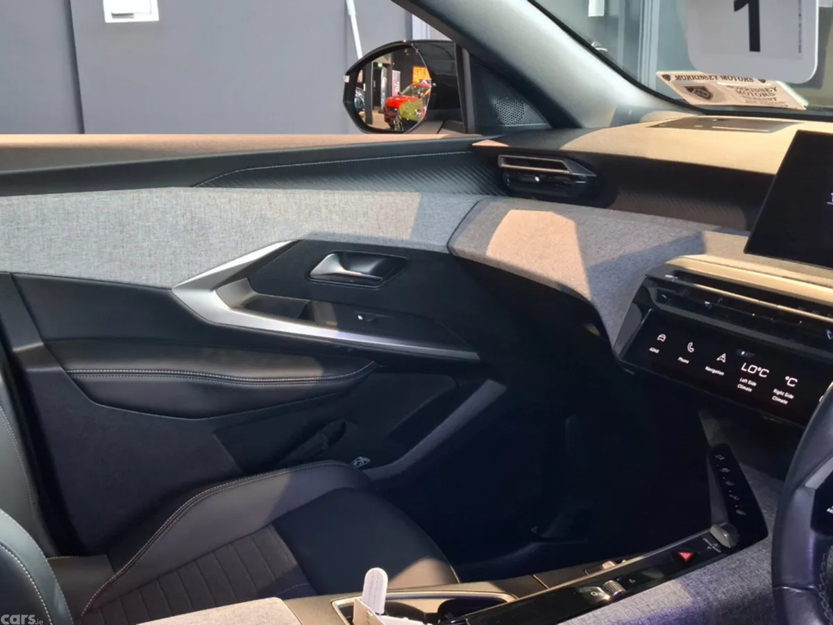 Peugeot 3008 MPV, Petrol, 2025, Grey