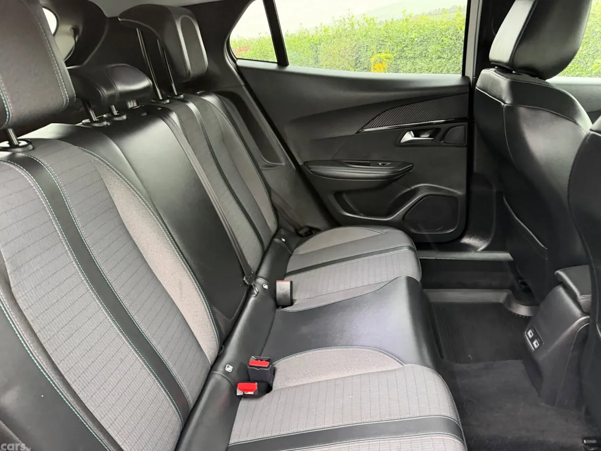 Peugeot 2008 MPV, Petrol, 2021, White