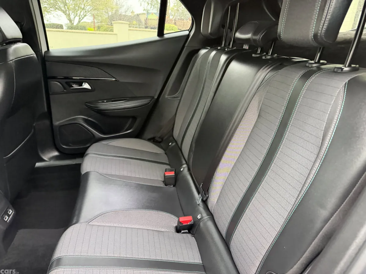 Peugeot 2008 MPV, Petrol, 2021, White