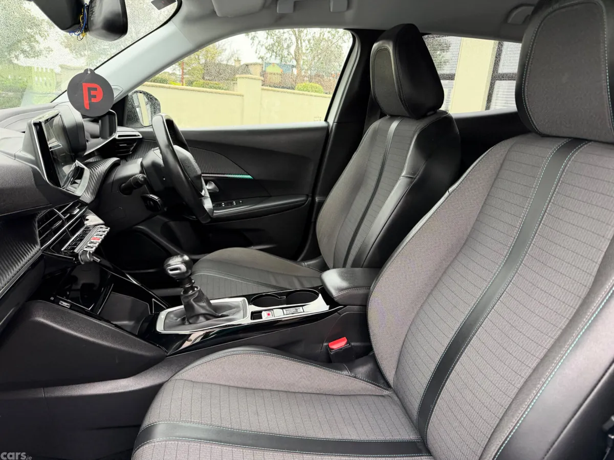 Peugeot 2008 MPV, Petrol, 2021, White