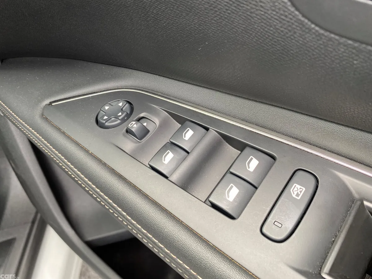 Peugeot 5008 MPV, Diesel, 2021, White