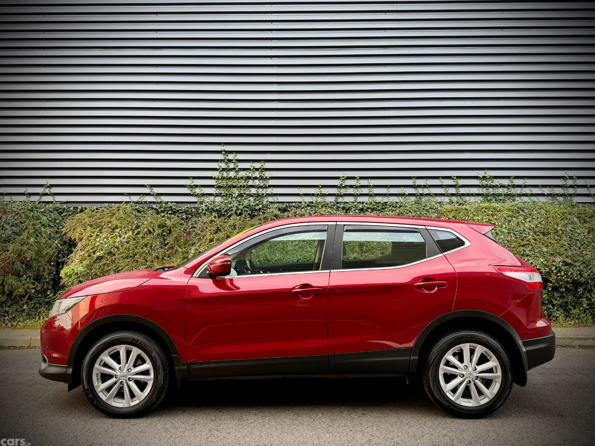 Nissan Qashqai Hatchback, Diesel, 2015, Red