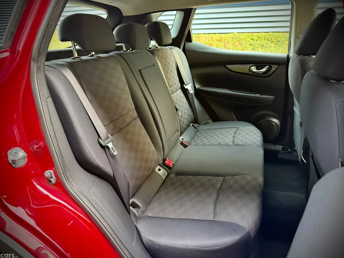 Nissan Qashqai Hatchback, Diesel, 2015, Red