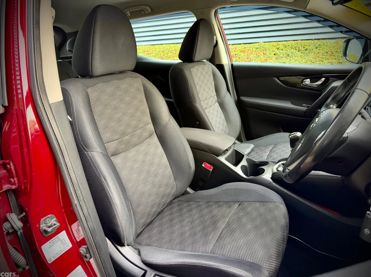 Nissan Qashqai Hatchback, Diesel, 2015, Red