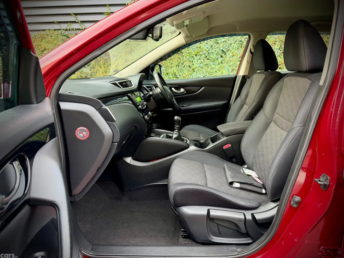 Nissan Qashqai Hatchback, Diesel, 2015, Red