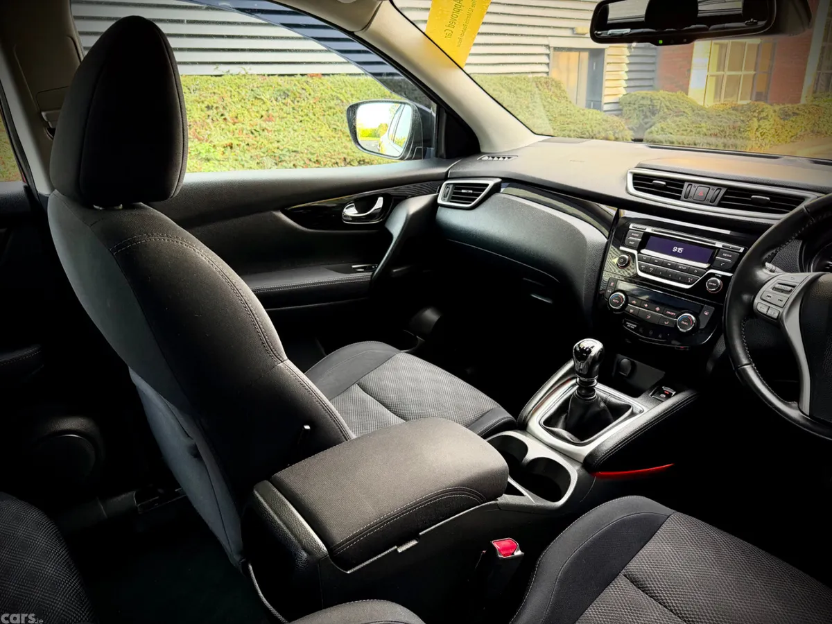 Nissan Qashqai Hatchback, Diesel, 2015, Red