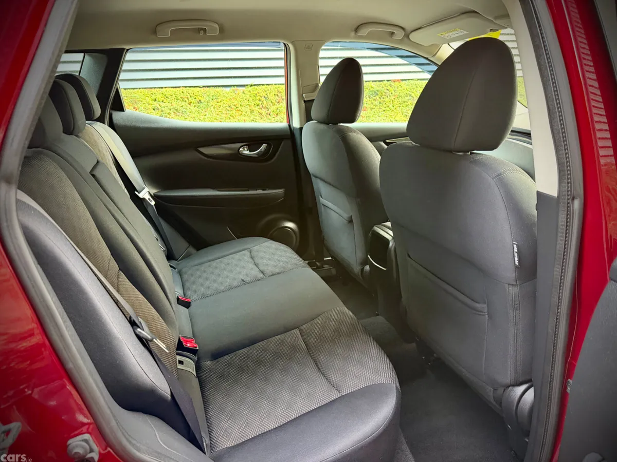 Nissan Qashqai Hatchback, Diesel, 2015, Red