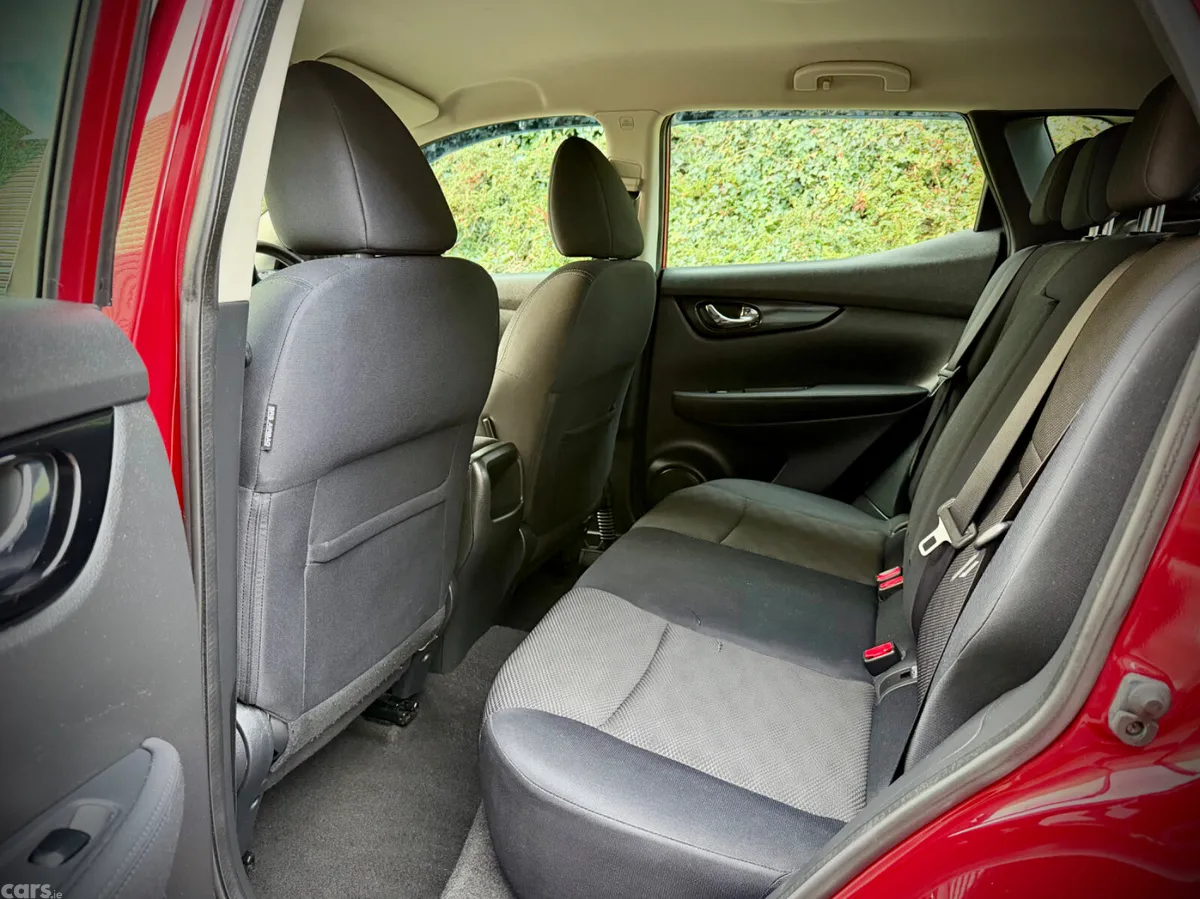 Nissan Qashqai Hatchback, Diesel, 2015, Red