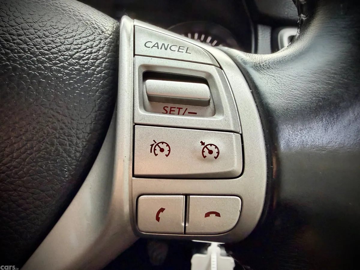 Nissan Qashqai Hatchback, Diesel, 2015, Red