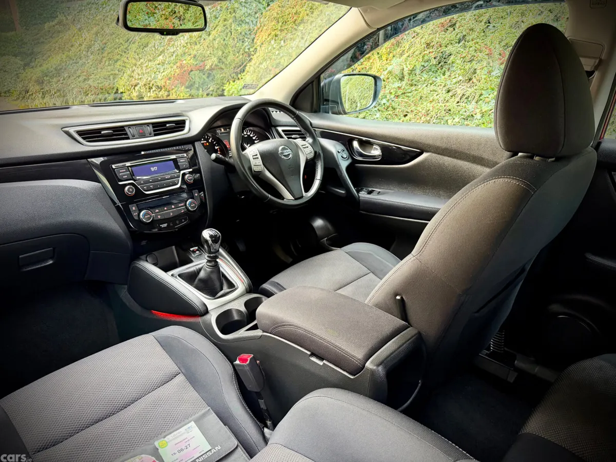 Nissan Qashqai Hatchback, Diesel, 2015, Red