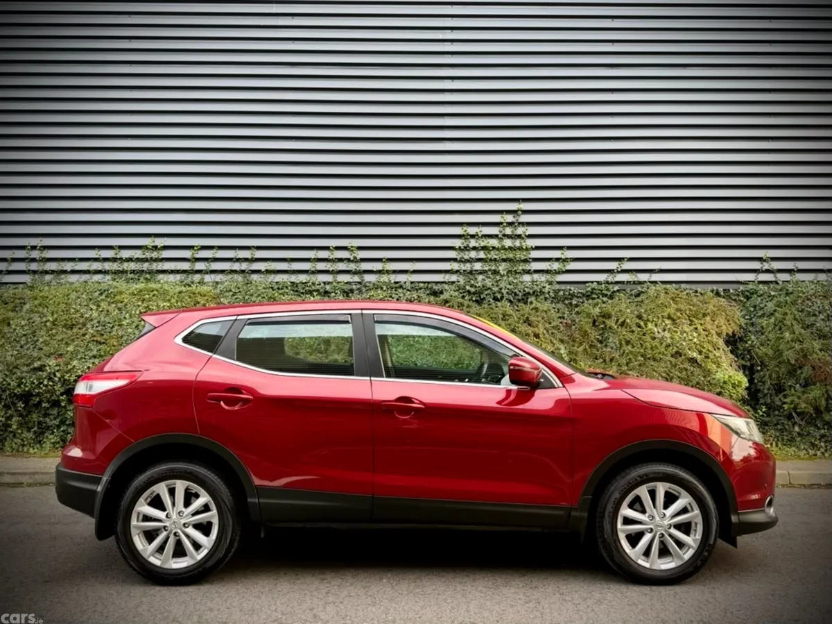 Nissan Qashqai Hatchback, Diesel, 2015, Red