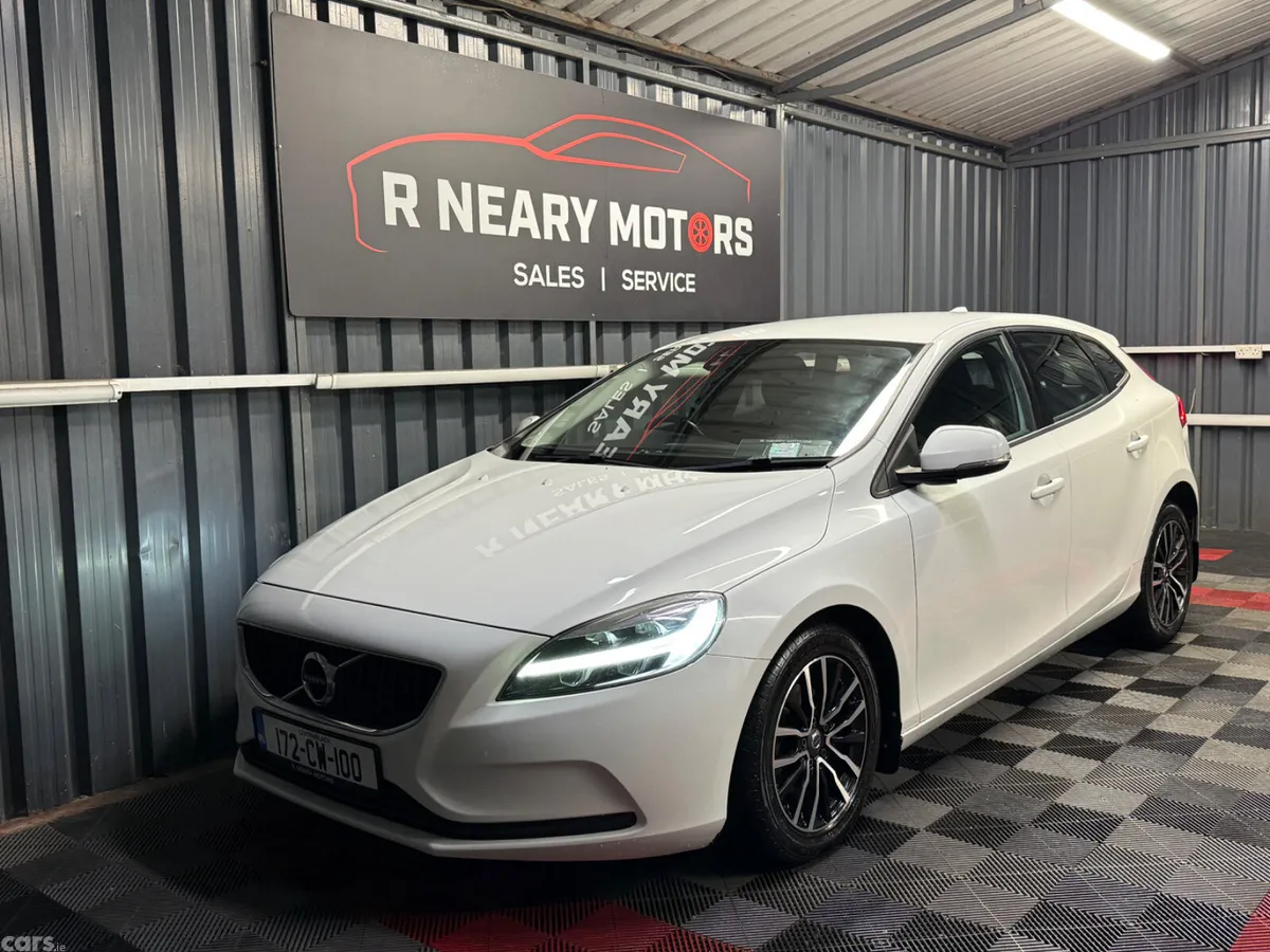 Volvo V40 Hatchback, Diesel, 2017, White