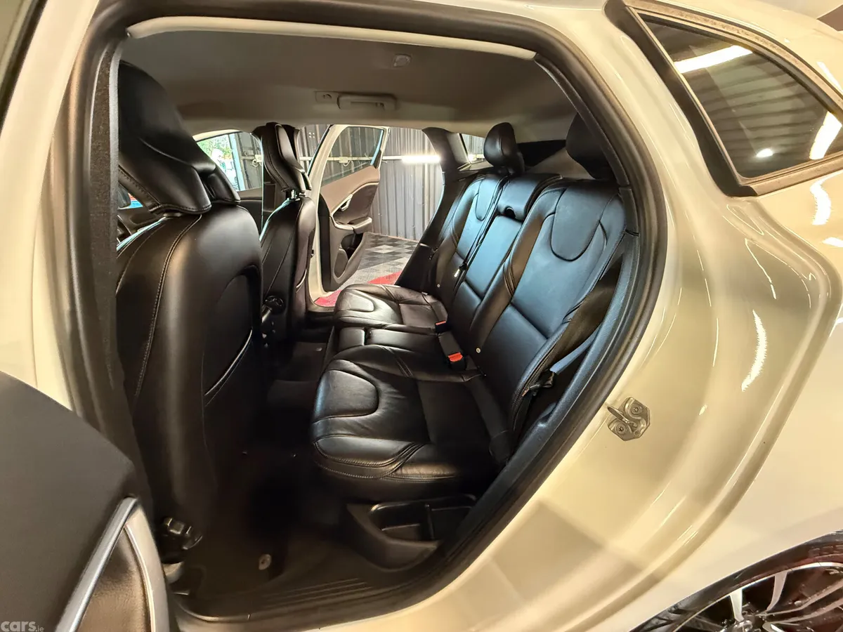 Volvo V40 Hatchback, Diesel, 2017, White