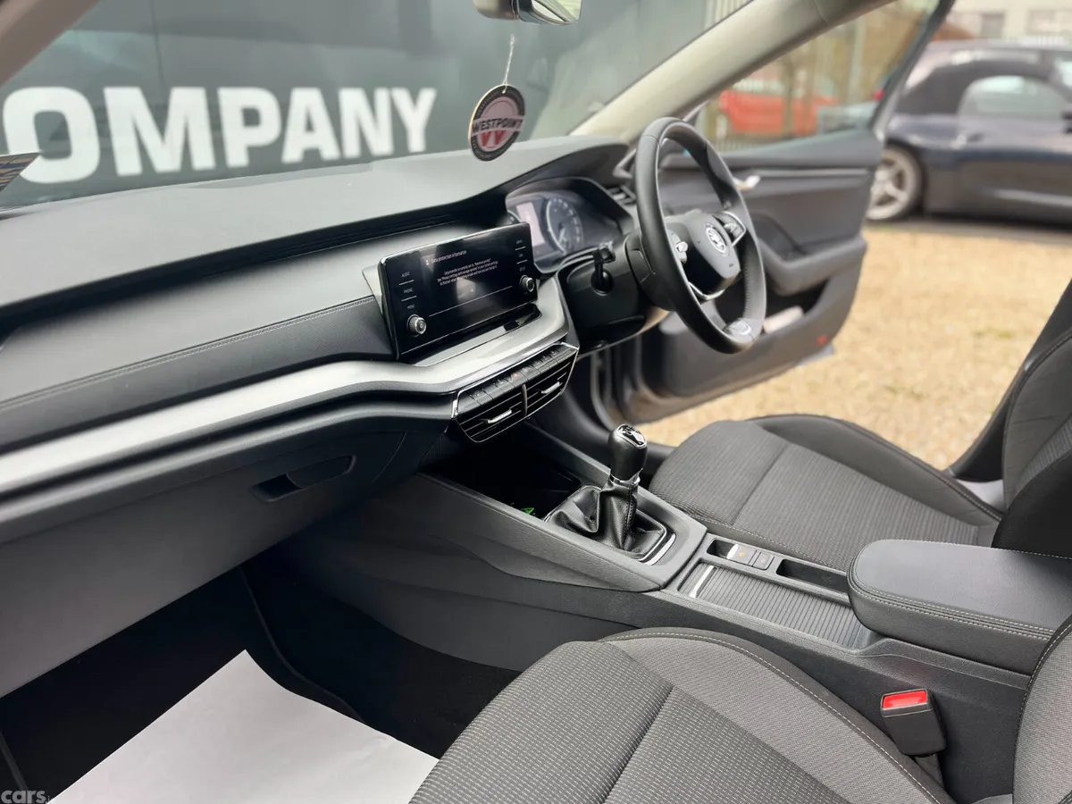 Skoda Octavia Saloon, Diesel, 2024, Grey