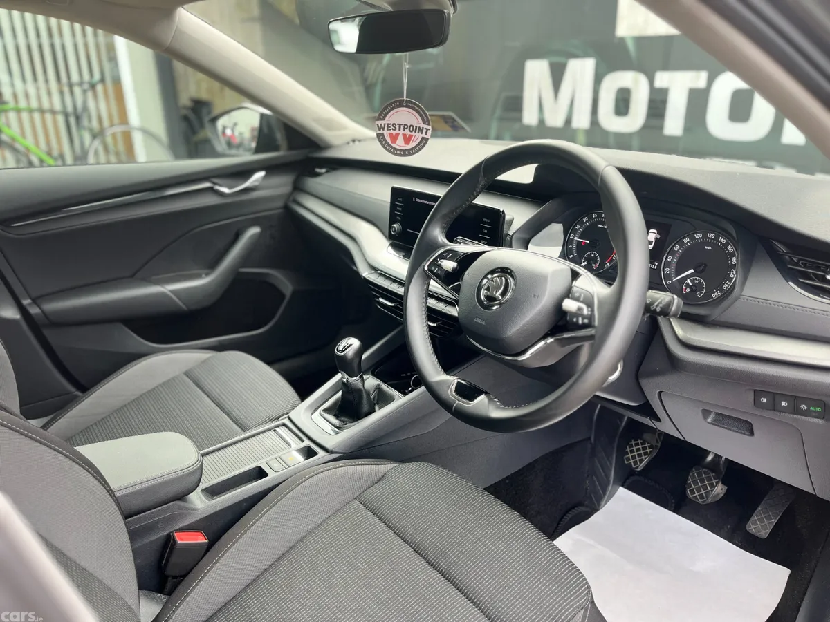 Skoda Octavia Saloon, Diesel, 2024, Grey