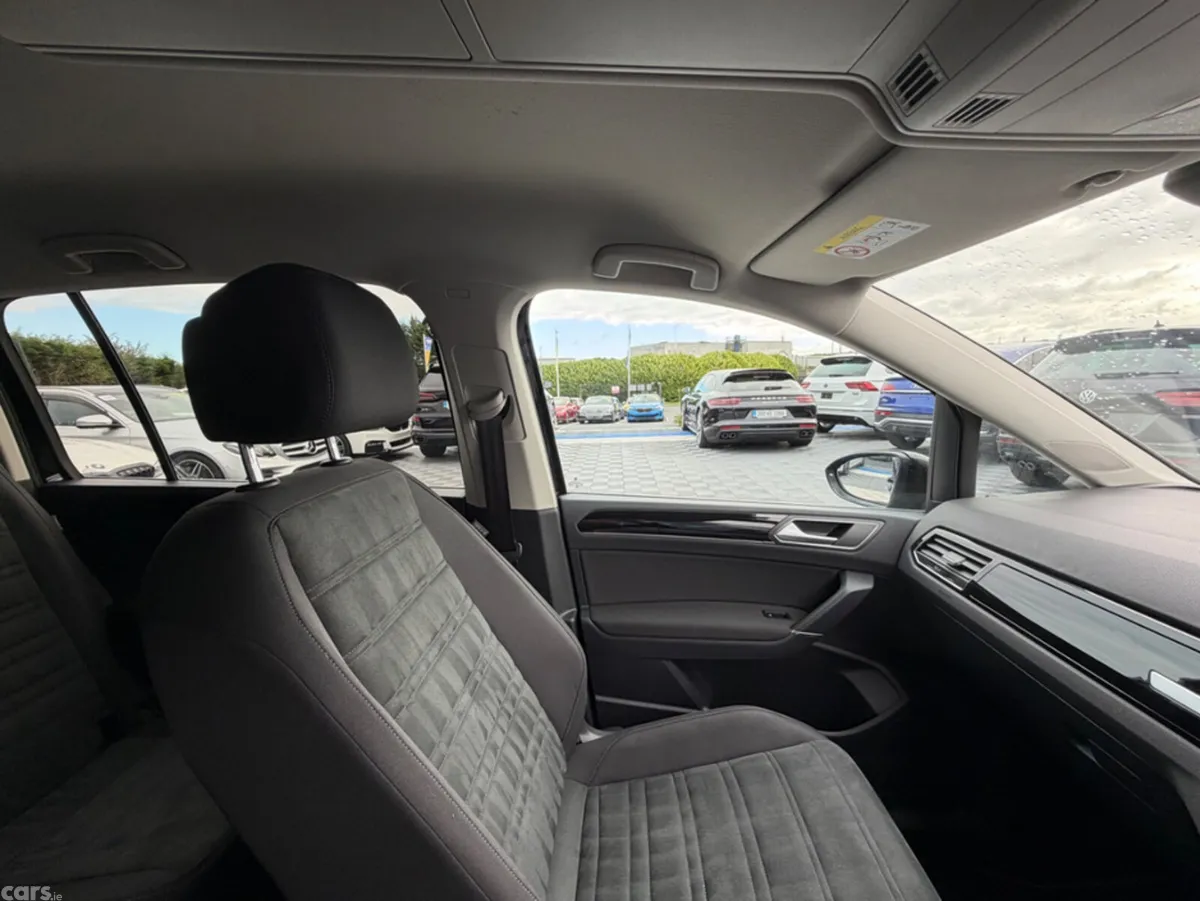 Volkswagen Touran MPV, Diesel, 2019, Black