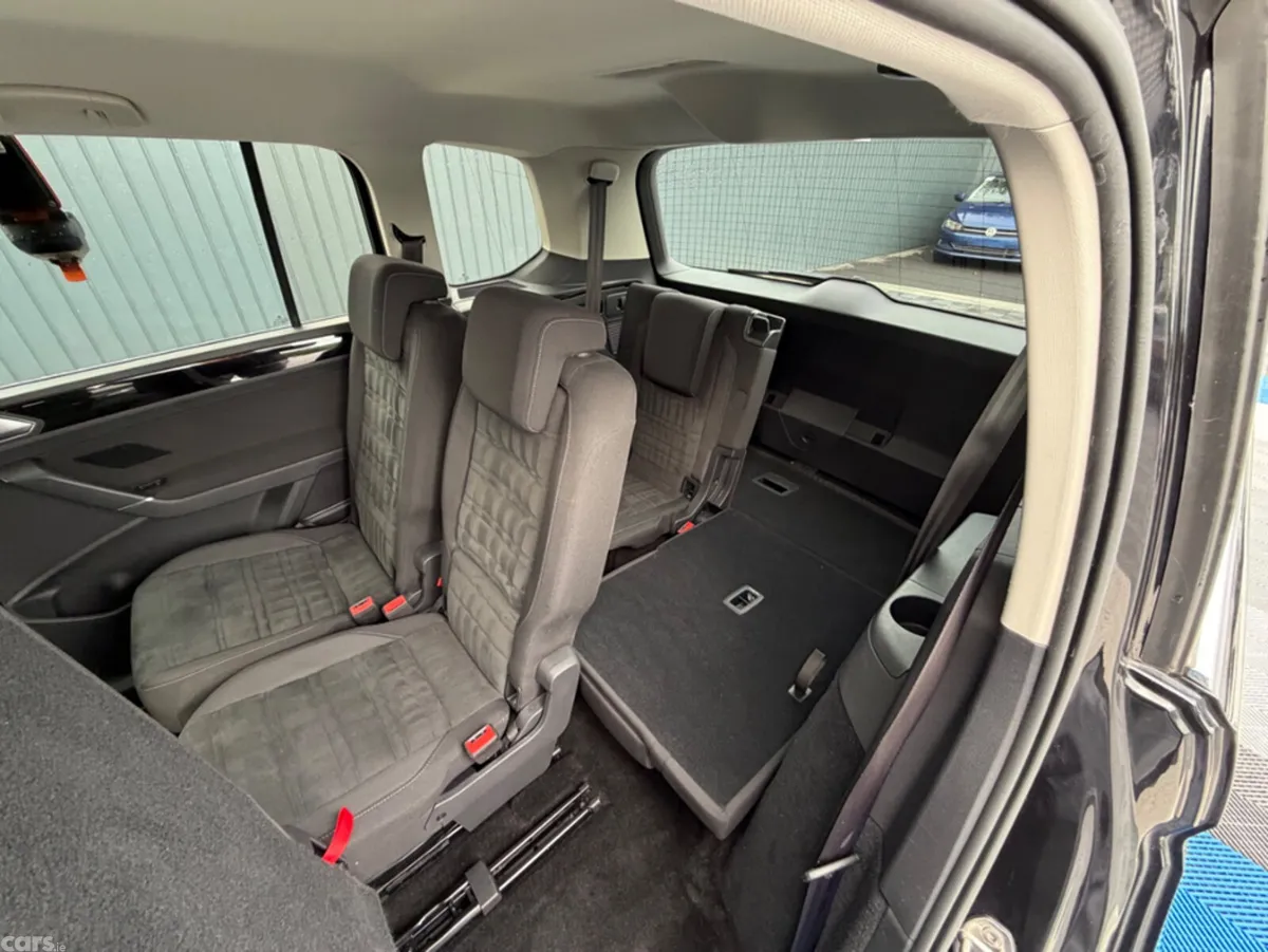 Volkswagen Touran MPV, Diesel, 2019, Black