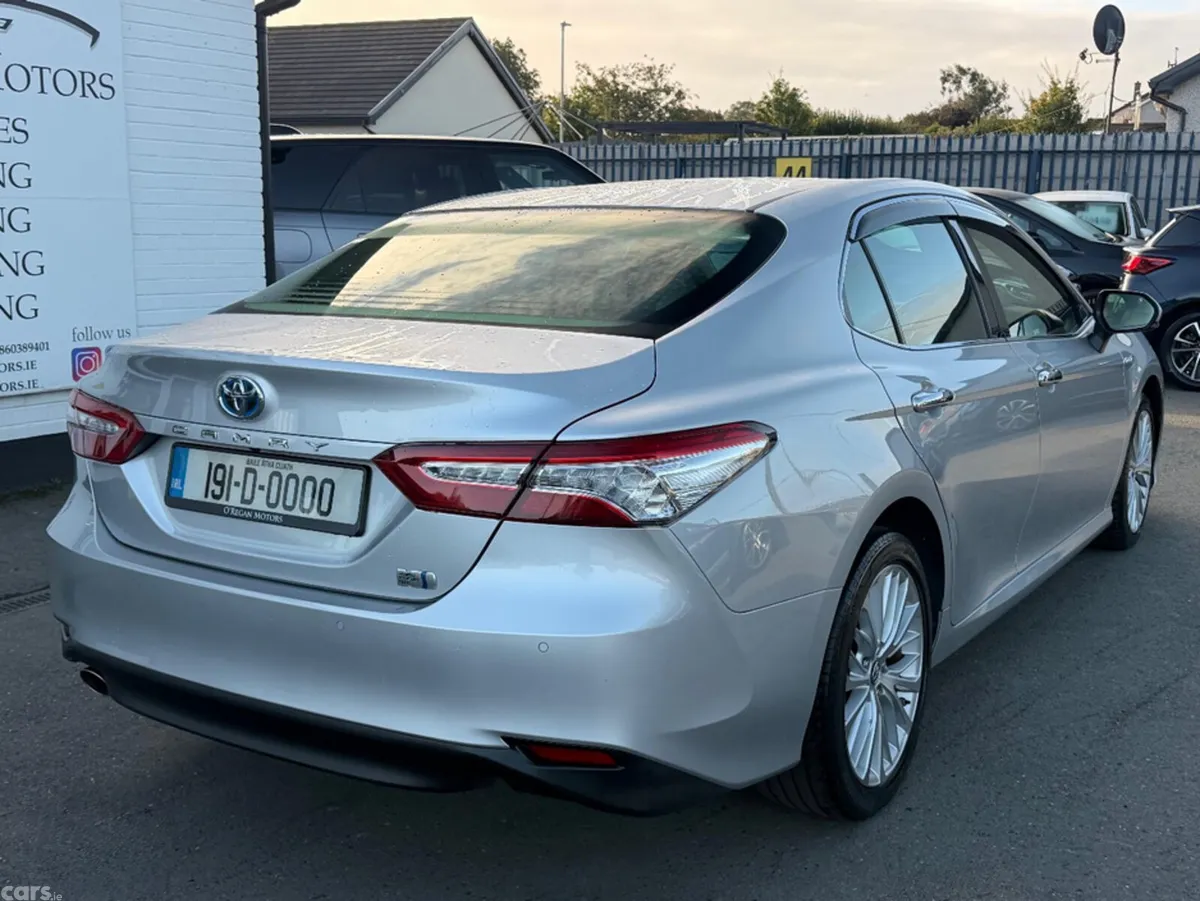 Toyota Camry Saloon, Petrol Hybrid, 2019, Silver