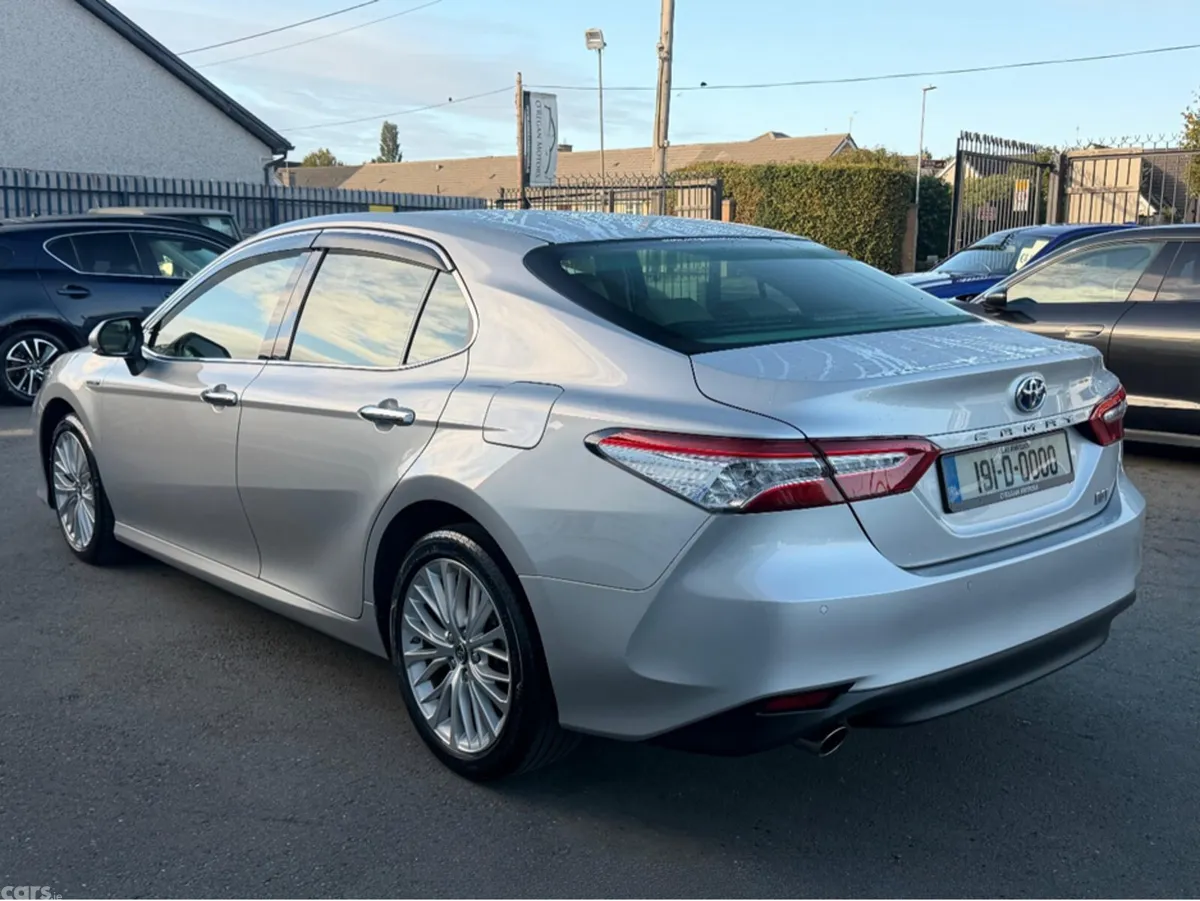 Toyota Camry Saloon, Petrol Hybrid, 2019, Silver