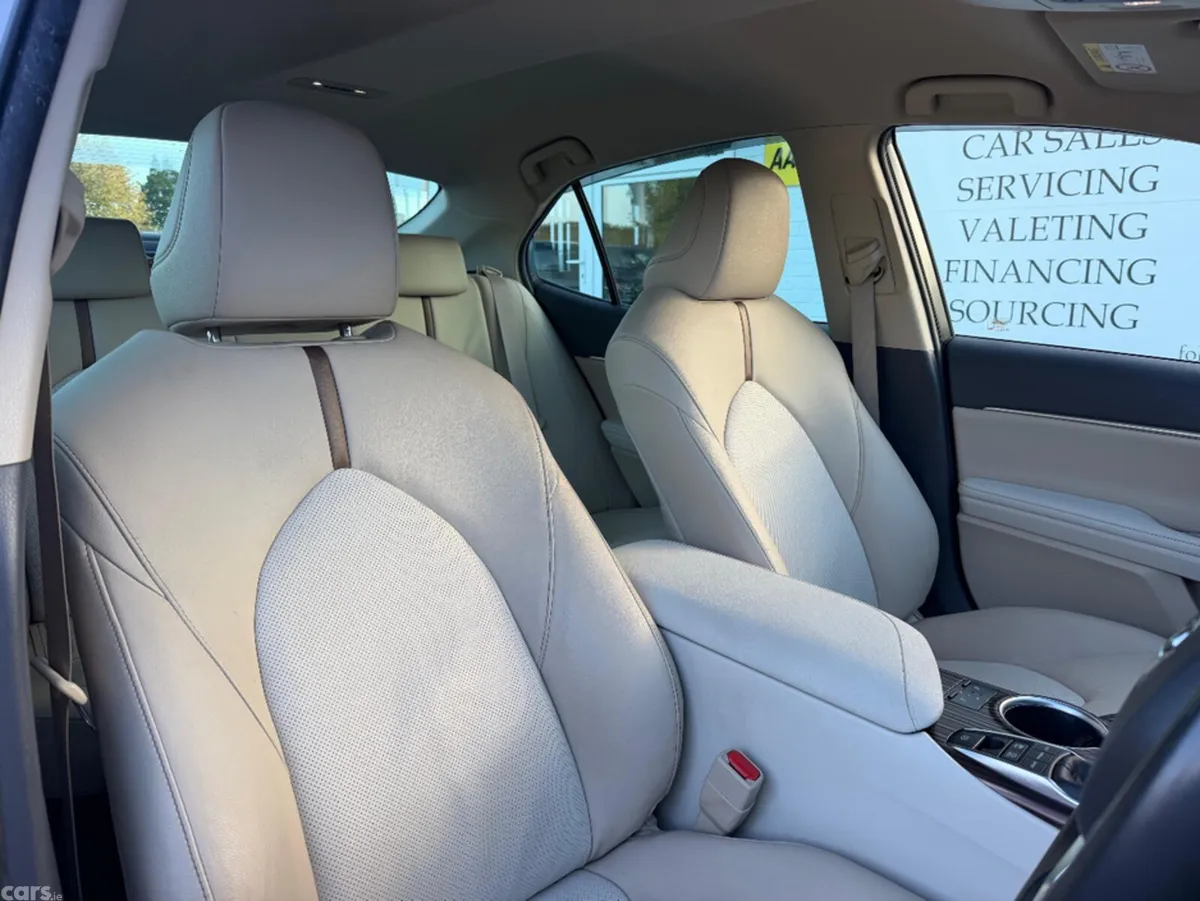 Toyota Camry Saloon, Petrol Hybrid, 2019, Silver