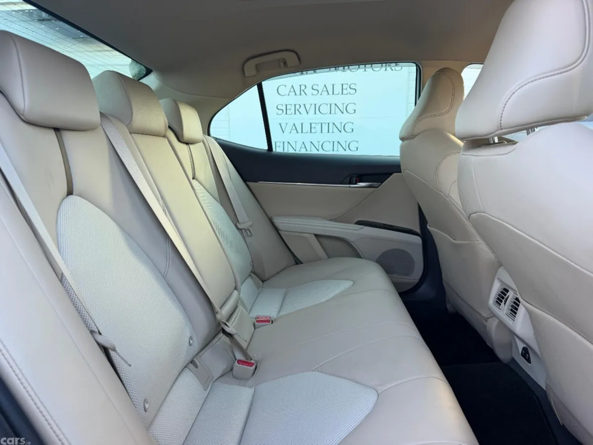 Toyota Camry Saloon, Petrol Hybrid, 2019, Silver