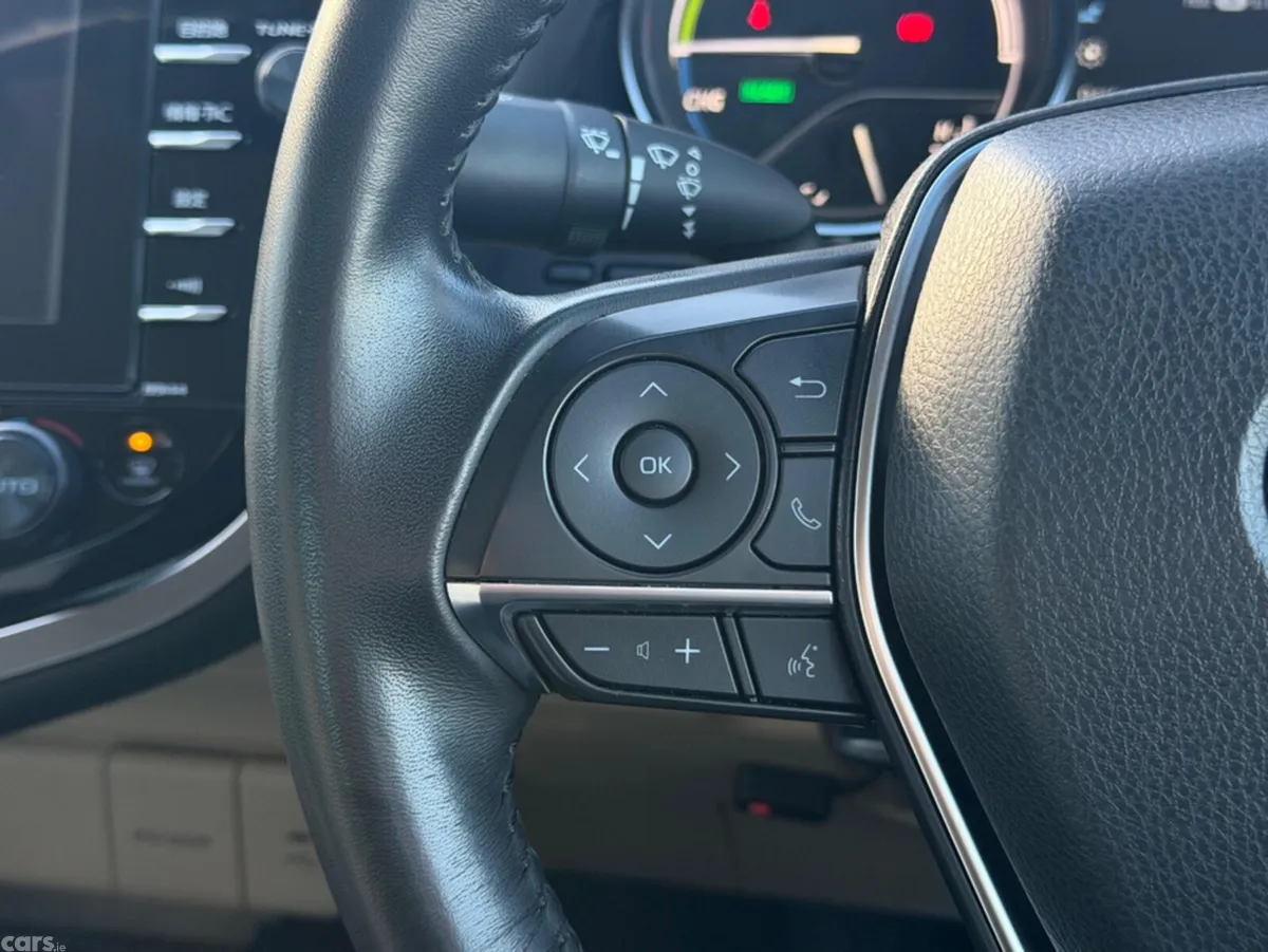 Toyota Camry Saloon, Petrol Hybrid, 2019, Silver