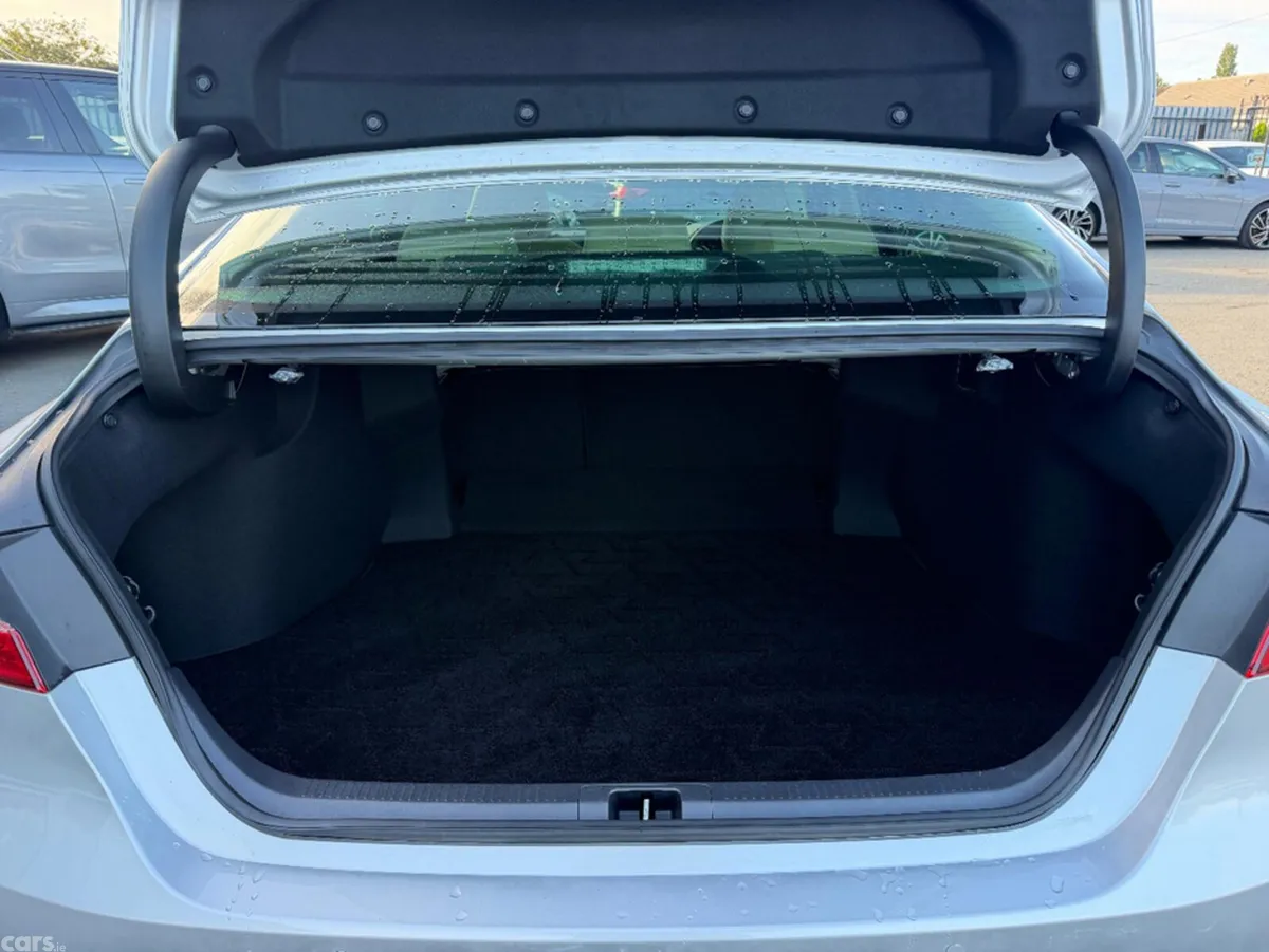 Toyota Camry Saloon, Petrol Hybrid, 2019, Silver