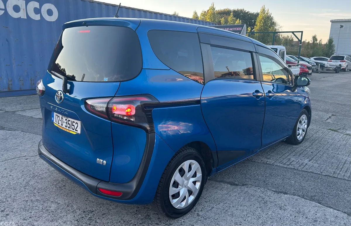 Toyota Sienta MPV, Petrol Hybrid, 2017, Blue