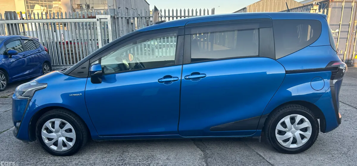 Toyota Sienta MPV, Petrol Hybrid, 2017, Blue