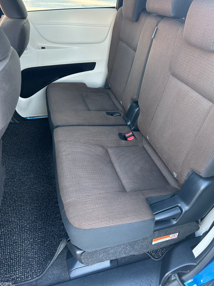 Toyota Sienta MPV, Petrol Hybrid, 2017, Blue