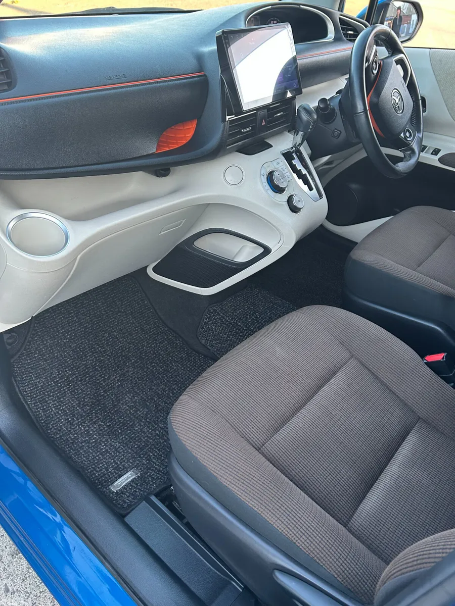 Toyota Sienta MPV, Petrol Hybrid, 2017, Blue