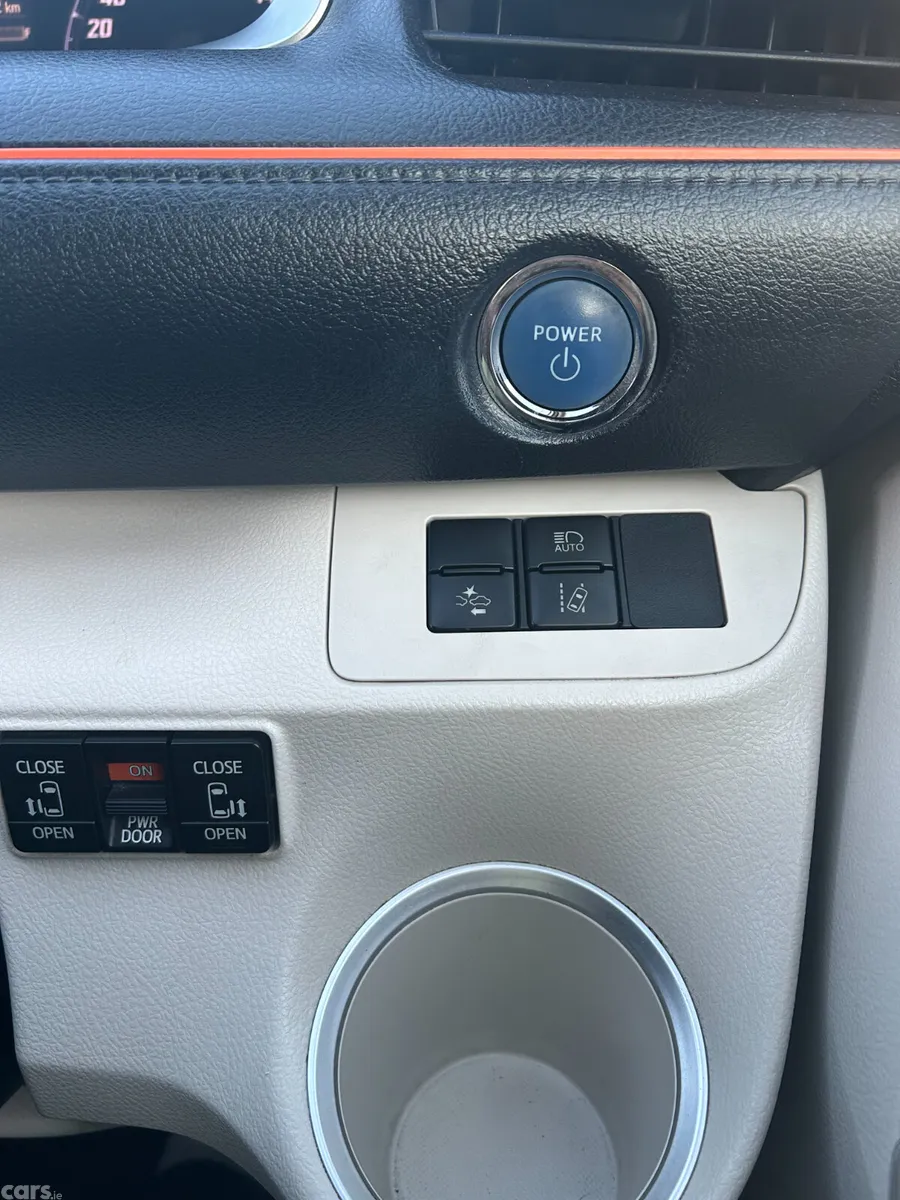 Toyota Sienta MPV, Petrol Hybrid, 2017, Blue