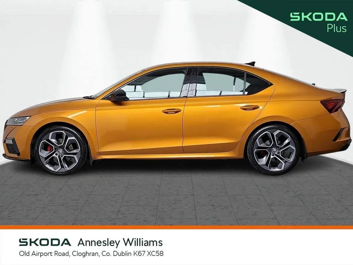 Skoda Octavia Saloon, Diesel, 2024, Orange