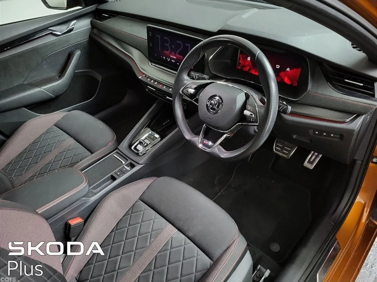 Skoda Octavia Saloon, Diesel, 2024, Orange