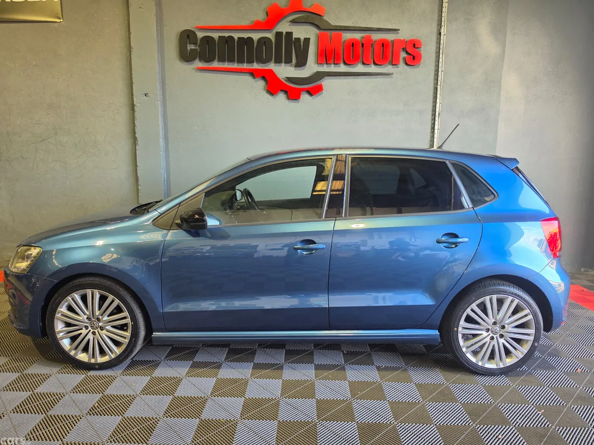 Volkswagen Polo Hatchback, Petrol, 2014, Blue