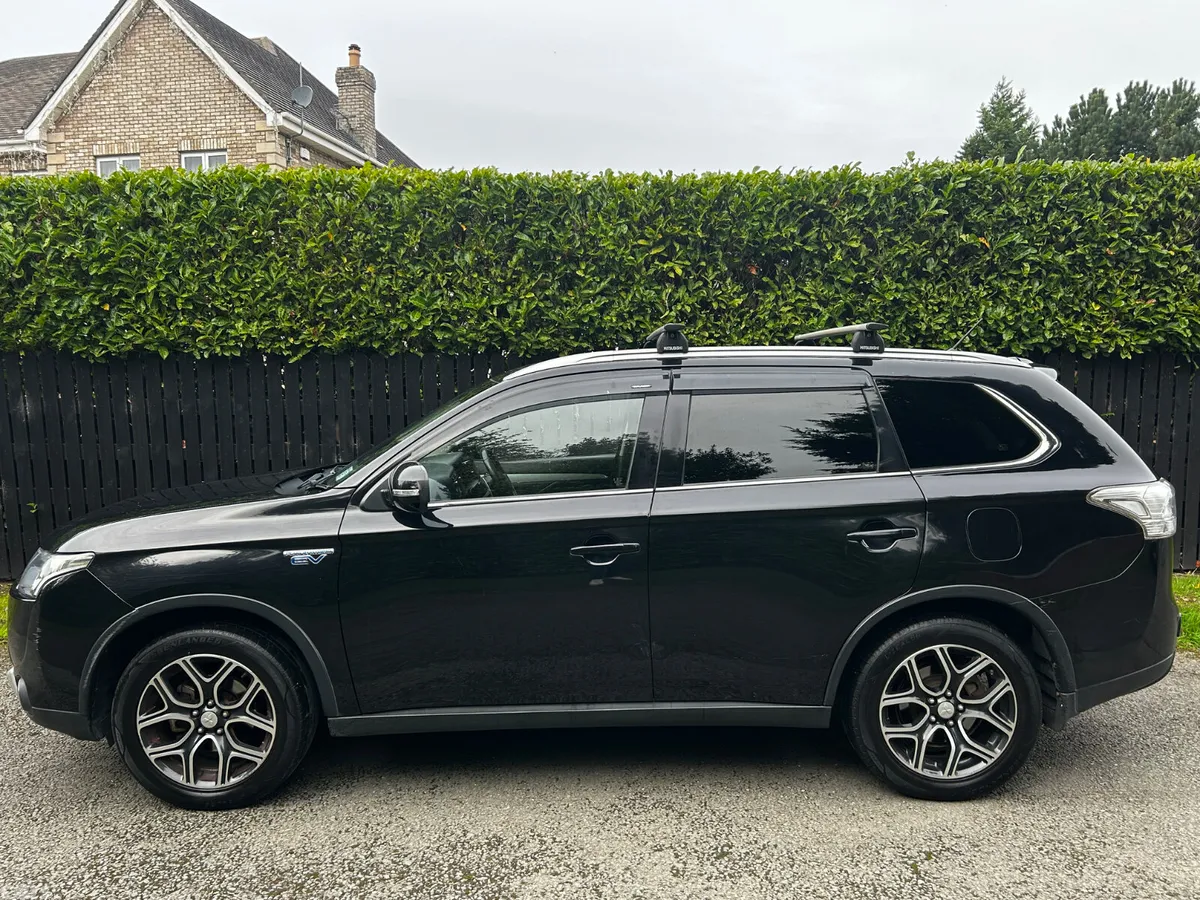 Mitsubishi Outlander SUV, Petrol Plug-in Hybrid, 2016, Black