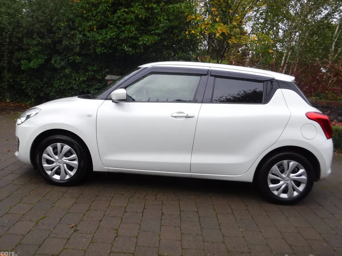 Suzuki Swift Hatchback, Petrol, 2021, White
